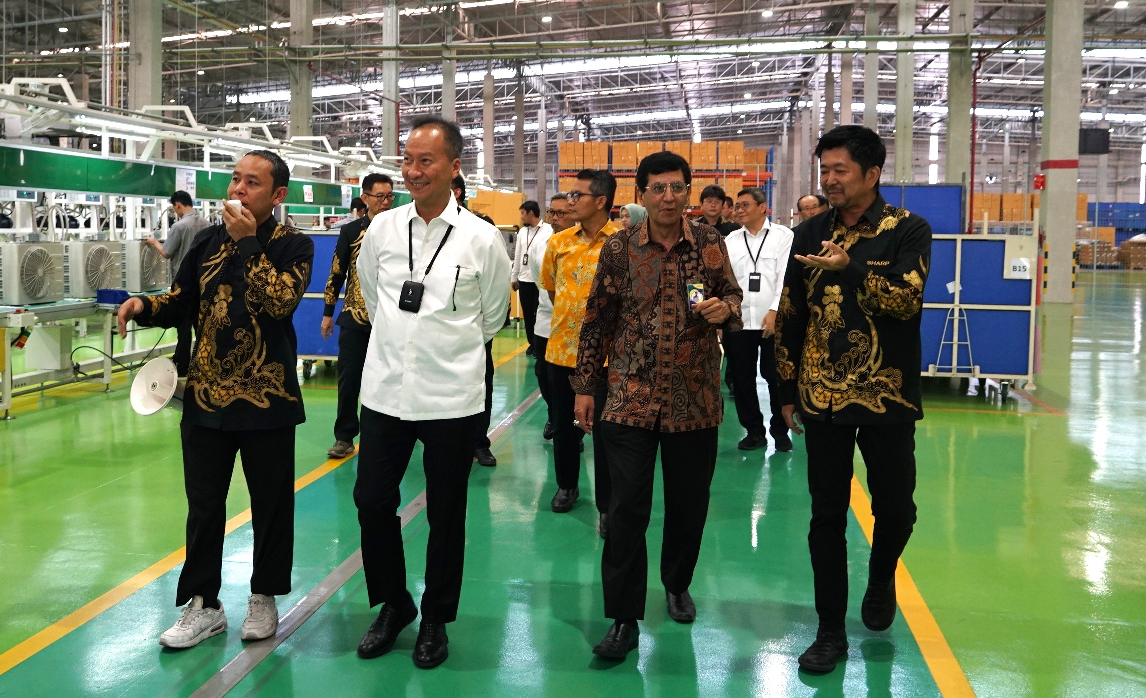 Agus Gumiwang Kunjungi Pabrik AC Sharp Indonesia di Karawang