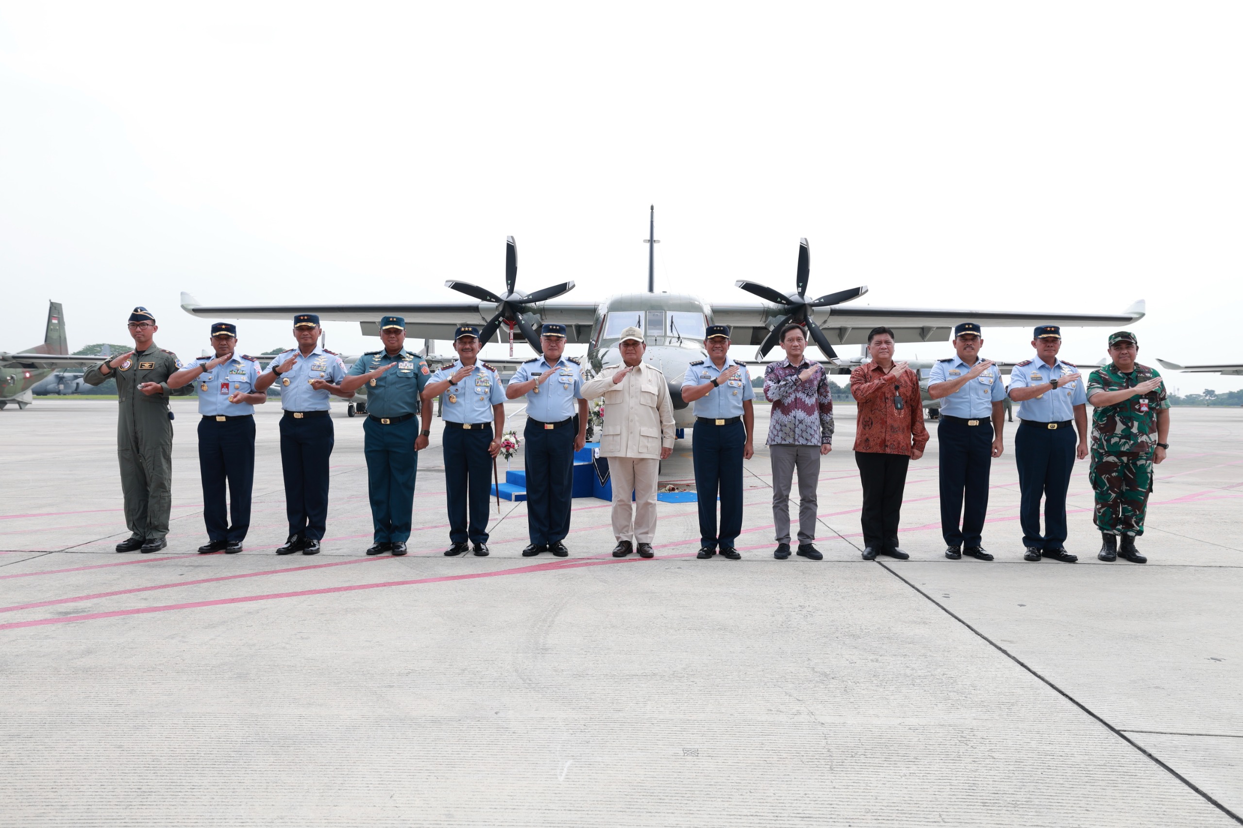 Prabowo Serahkan 5 Pesawat NC-212i Buatan Anak Bangsa ke TNI AU, Begini Kecanggihannya