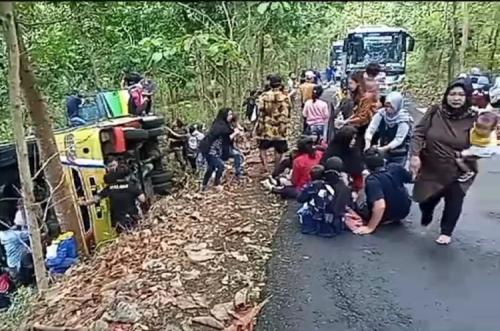 Gagal Nanjak, Bus Trans Jogja Terjungkal ke Jurang, Penumpang Dilarikan ke Puskesmas