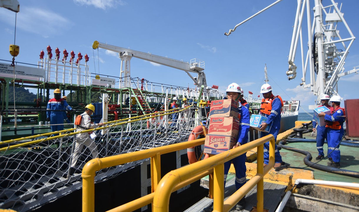 Non Stop, Kapal Tanker Pertamina Antarkan Energi dan Harapan ke Sumatra! 