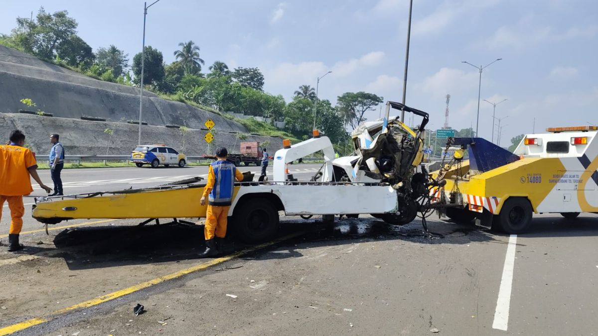 Bus Tabrak Truk Derek hingga Pindah Lajur di Tol Cipularang, Rombongan Pengajian Asal Cengkareng Jadi Korban