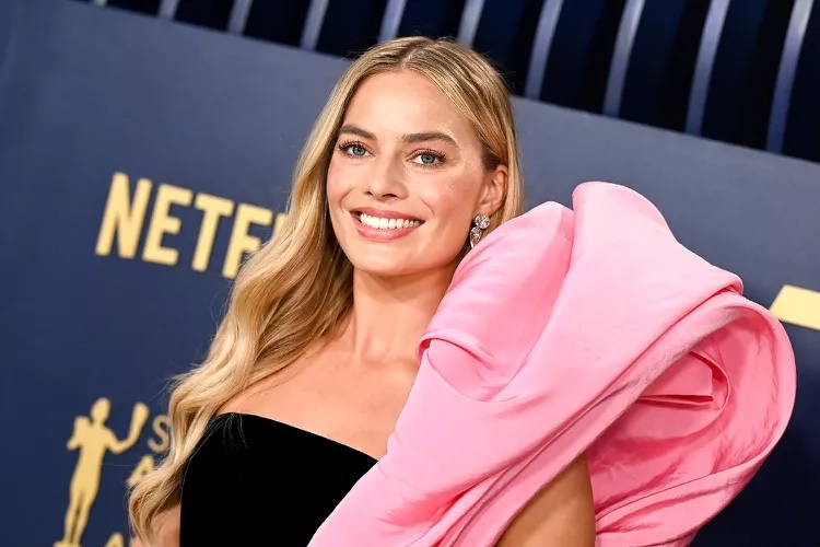 Margot Robbie Tampil Feminin di SAG Awards 2024, Pakai Rok Mini Hitam dan Gelang Kaki Berlian