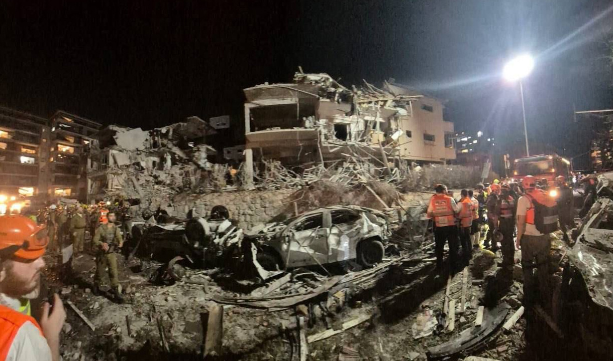 Ratusan Rudal Iran Hantam Tel Aviv, Tinggalkan Pemandangan Mirip Gaza