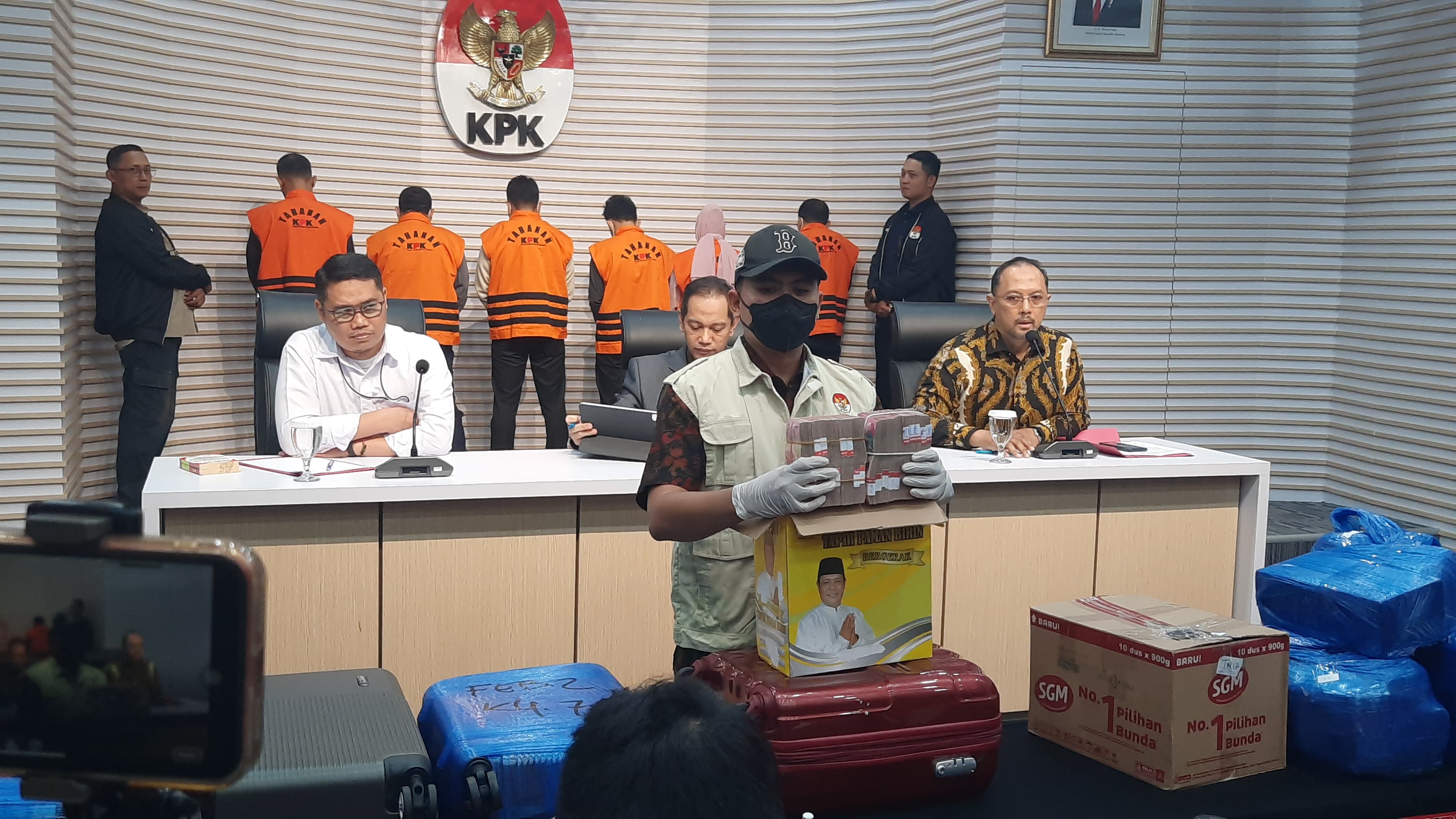 KPK OTT di Kalsel, Amankan 6 Orang dan Barbuk Uang Senilai Rp 12 Miliar Serta USD 500