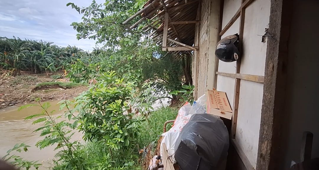 Warga Kampung Warung Pojok Berharap Bantuan Pemkab Bekasi: Rumah Saya Takut Roboh