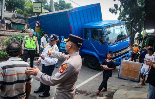 7 Perjalanan KRL Terganggu Imbas Truk Tabrak Tiang Listrik Depan SMAN 86 Jakarta