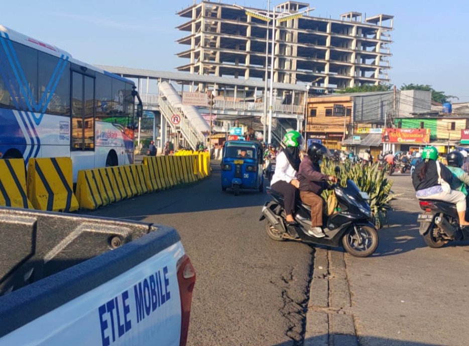 Puluhan Motor Ngibrit Kena Tilang ETLE, Lawan Arah di Kampung Melayu Jaktim