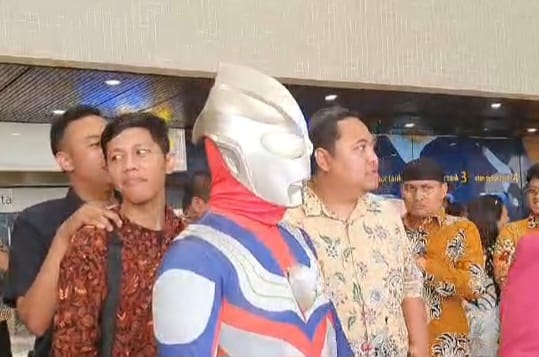 Jamaludin Malik Dirujak Netizen Gegara Pakai Kostum Ultraman di Sidang DPR/MPR/DPD RI: Kebelet Viral!