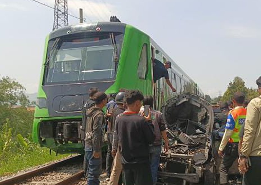 KA Feeder Whoosh Tabrakan dengan Minibus di Bandung Barat, 2 Orang Meninggal, 4 Luka-luka