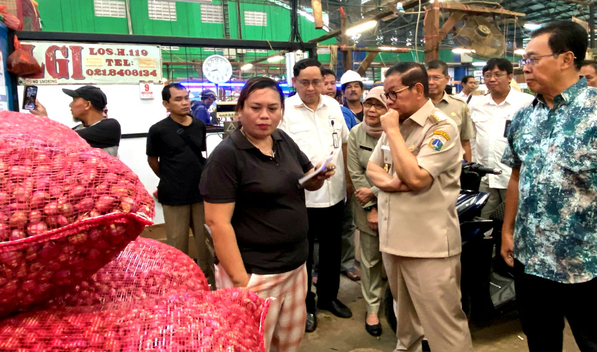 Pantau Pasar Induk Kramat Jati, Pramono Dapati Kenaikan Harga Cabai Jelang Lebaran 