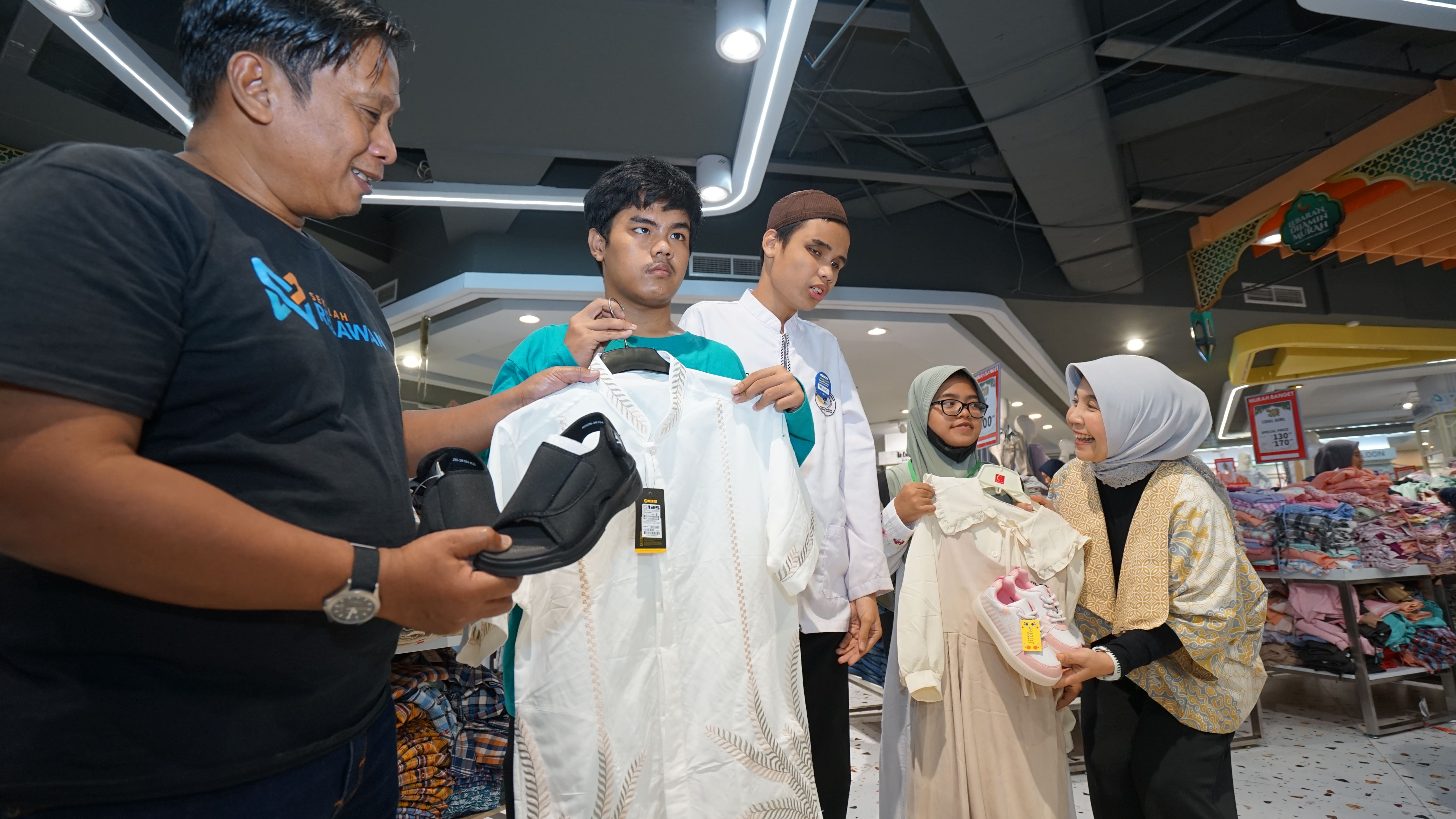 Ramadan Seru! 100 Santri Istimewa Diajak Belanja Baju Lebaran hingga Perlengkapan Sekolah