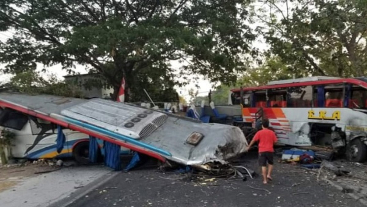 Adu Banteng Bus PO Eka Cepat Dengan PO Sugeng Rahayu, Atap Bus Sampai Lepas