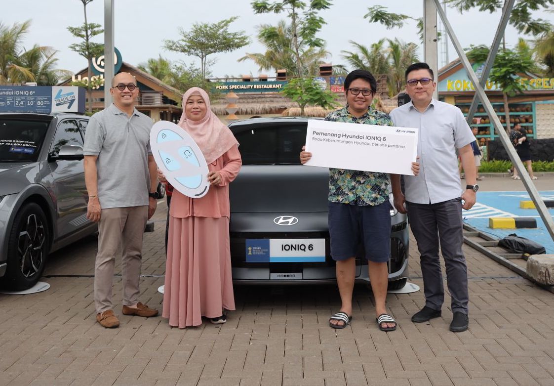 Benar-Benar Roda Keberuntungan! Dua Pelanggan Ini Beli Mobil Hyundai 300 Jutaan Dapat Hyundai Ioniq 6 Gratis!