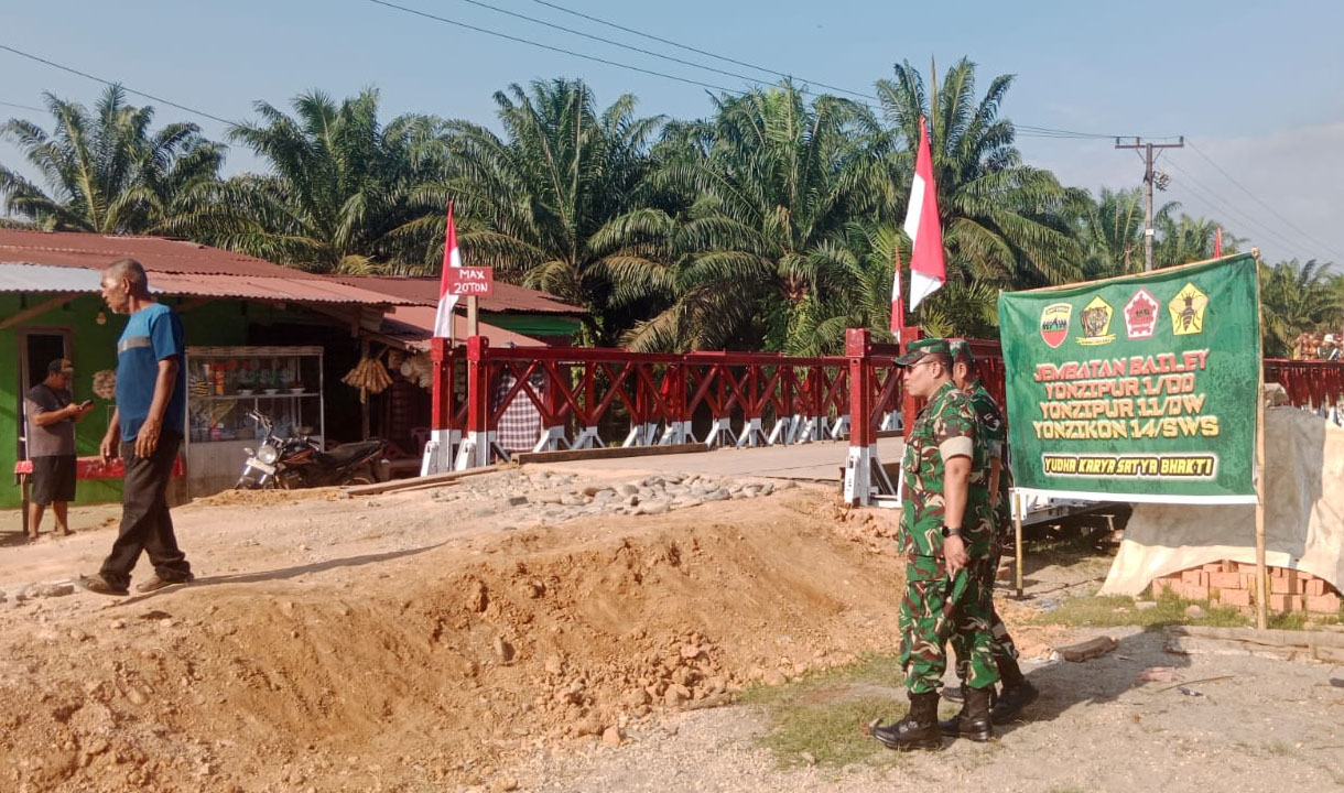 Akhiri Keterisolasian Warga Langkat, TNI dan PTPN IV PalmCo Bangun Jembatan Darurat