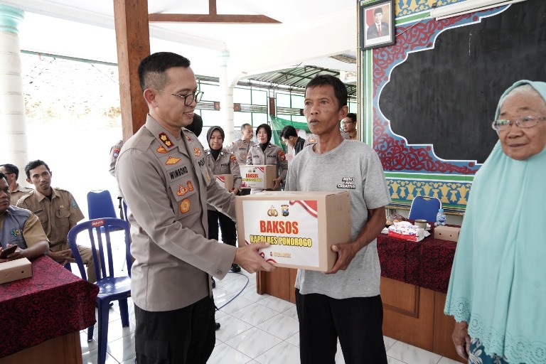 Polres Ponorogo Bagi Bansos Sembako