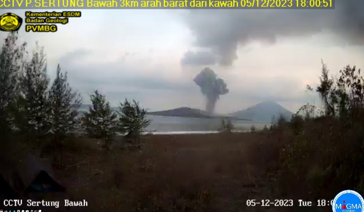 Gunung Anak Krakatau Erupsi, Masyarakat Diimbau Waspada