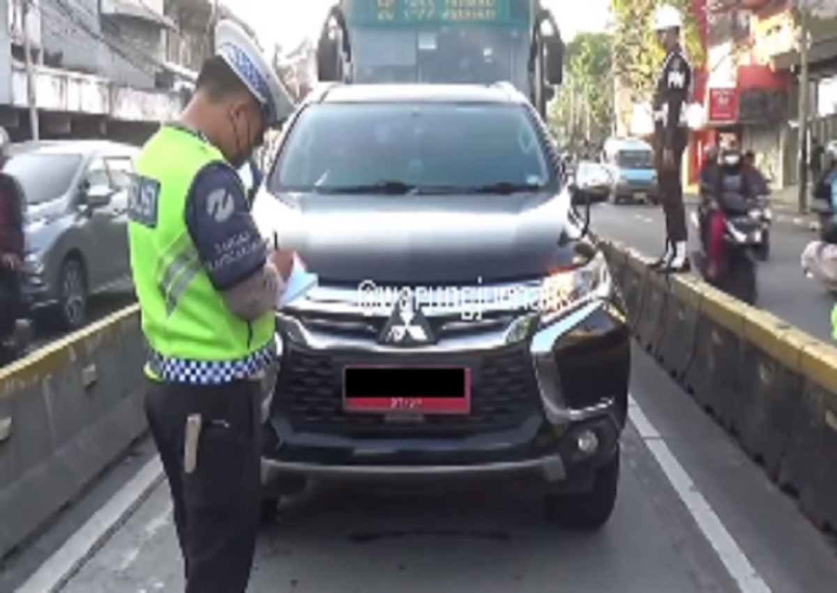 Nahloh! Petugas Gabungan Tilang Puluhan Kendaraan Dinas dan Pribadi di Jalur TransJakarta Jatinegara