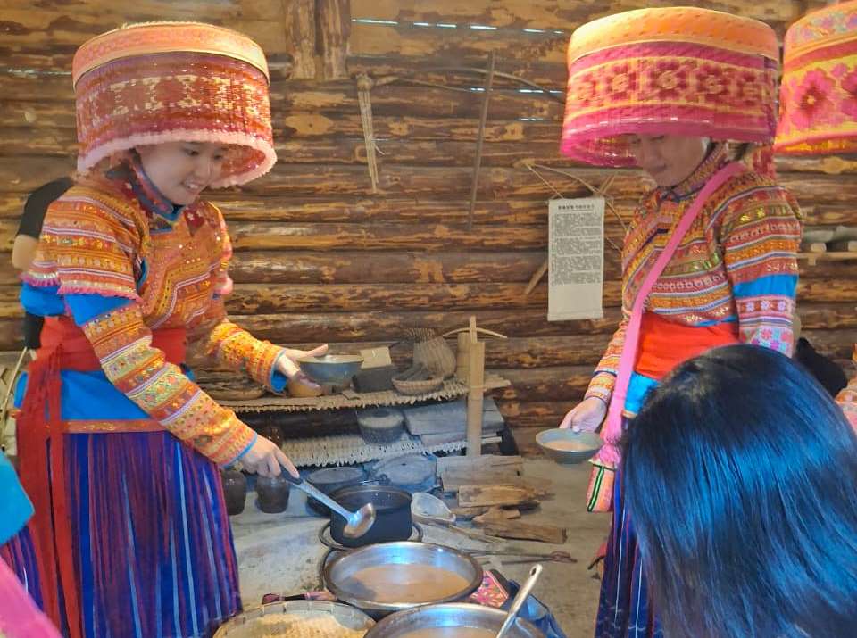 Harian Disway di China International Press Communication Center (CIPCC) (69): Hangatnya Rumah Kayu Lisu