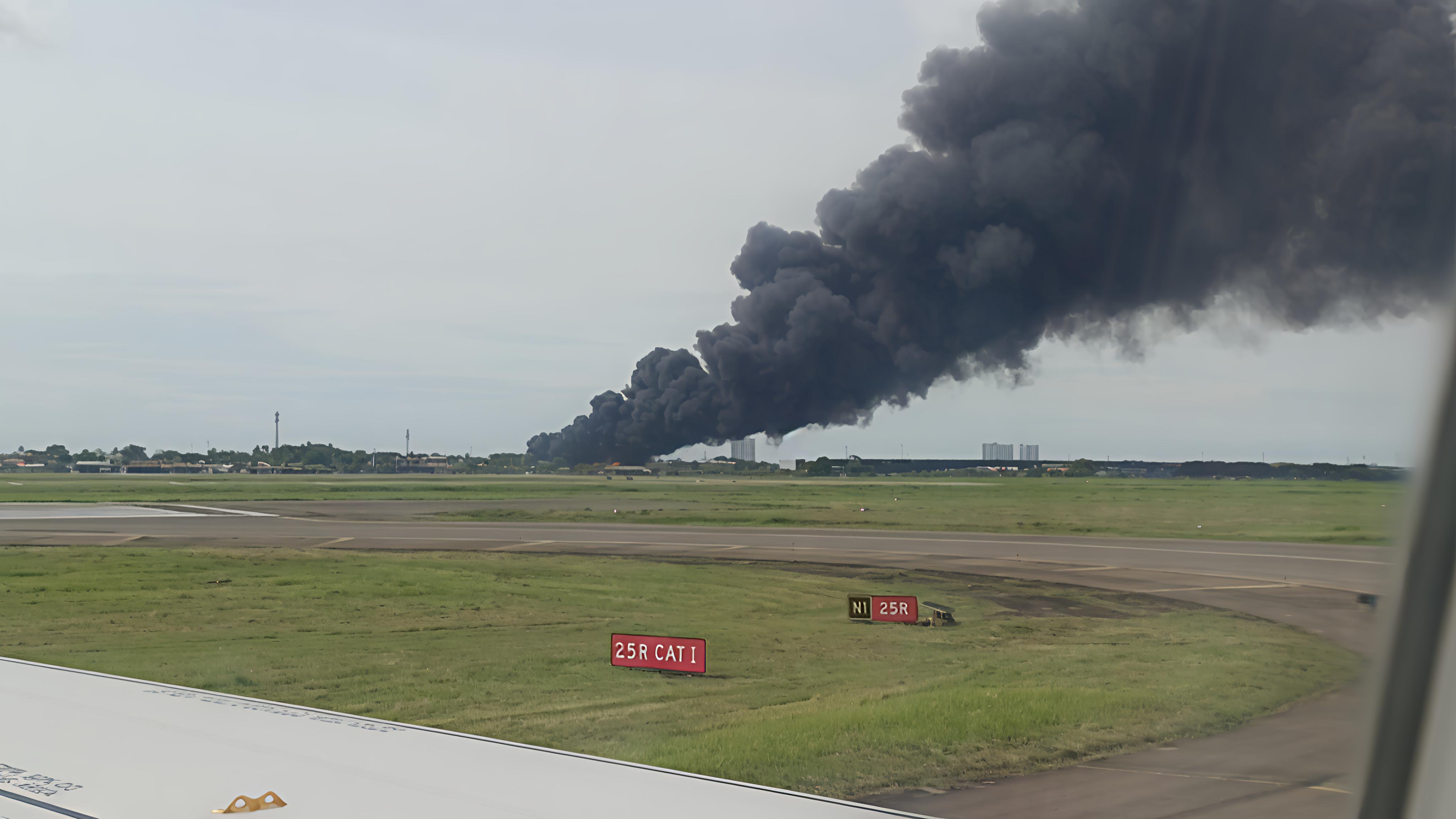 Asap Pekat Kebakaran Pabrik Plastik Ganggu Penerbangan, Runway 3 Bandara Soetta Ditutup!