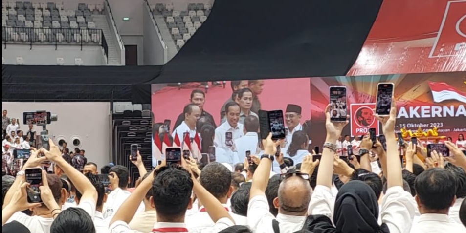 Kenakan Kemeja Putih, Jokowi Tiba di Rakernas Projo 