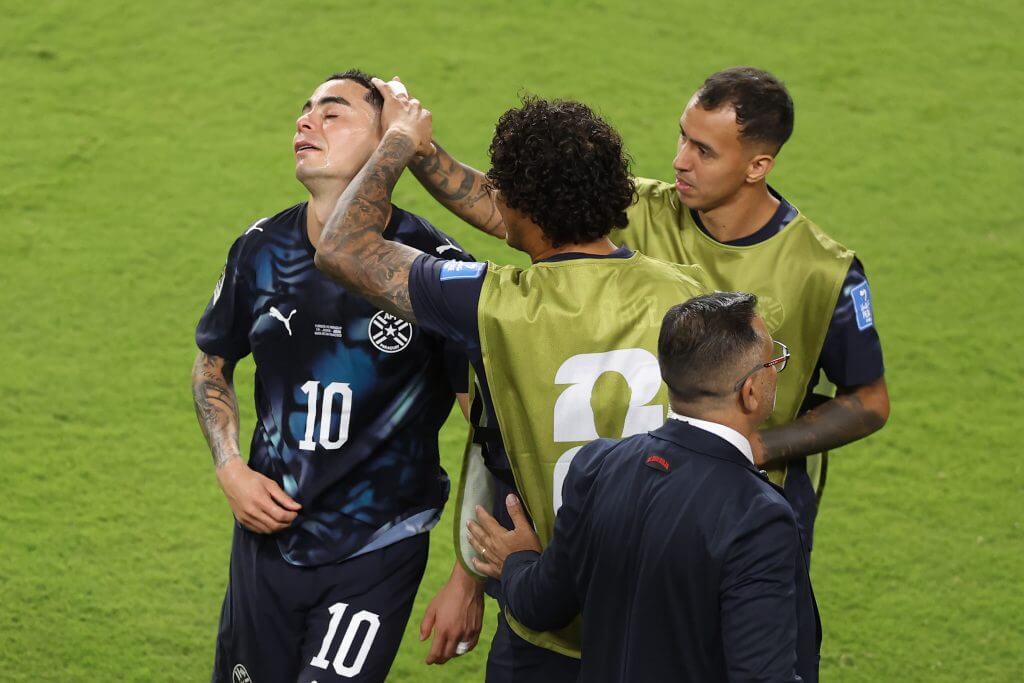Sejarah! Miguel Almiron Jadi 'Korban' Aturan Baru FIFA Soal Menutupi Mulut Saat Laga 