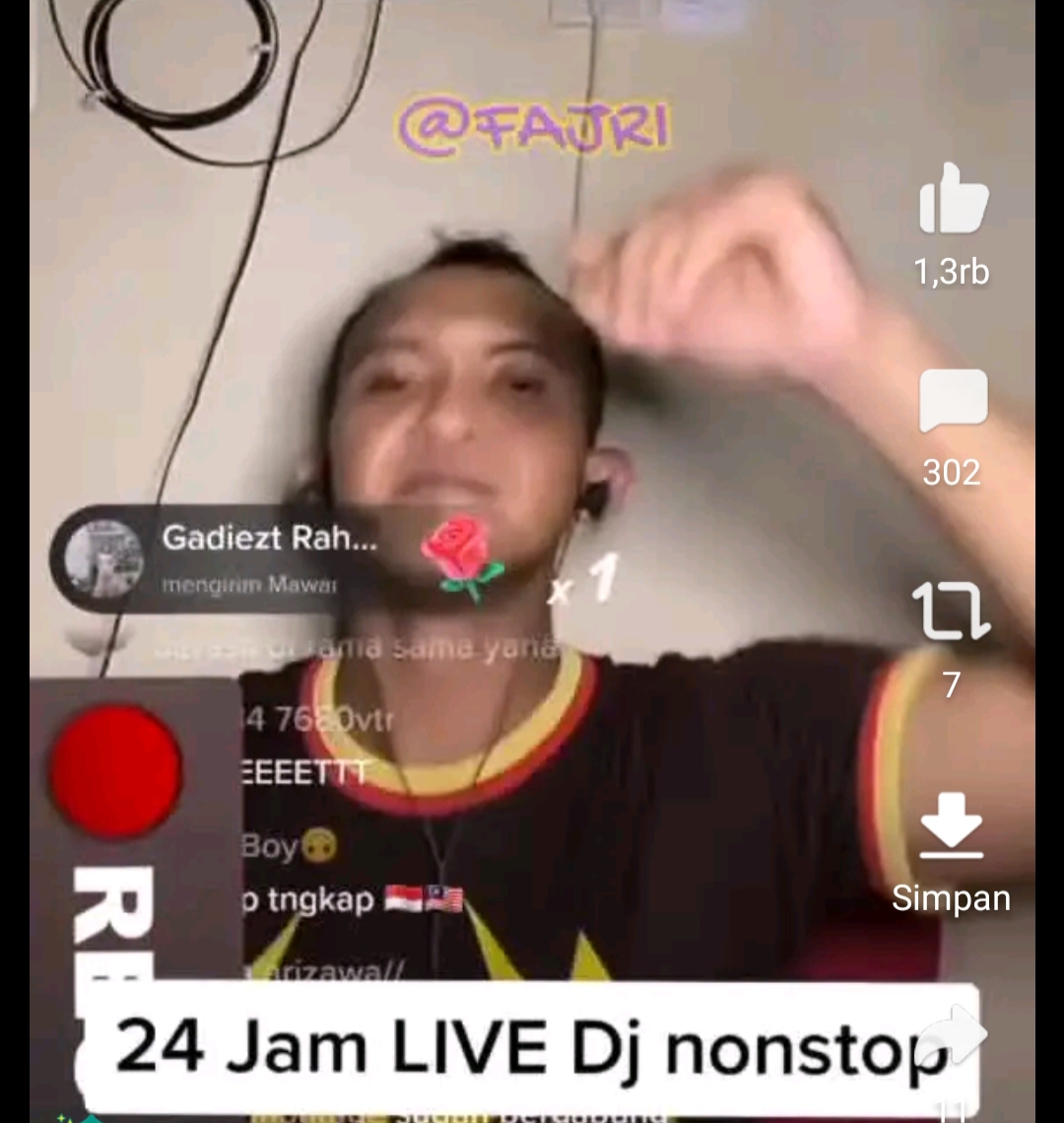 Aksi Caesar YKS saat live di TikTok.