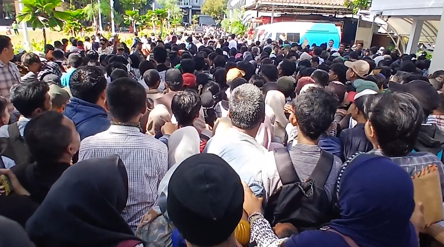 Pramono Ungkap Penyebab Ribuan Pelamar PPSU Banjiri Balai Kota Sejak Subuh
