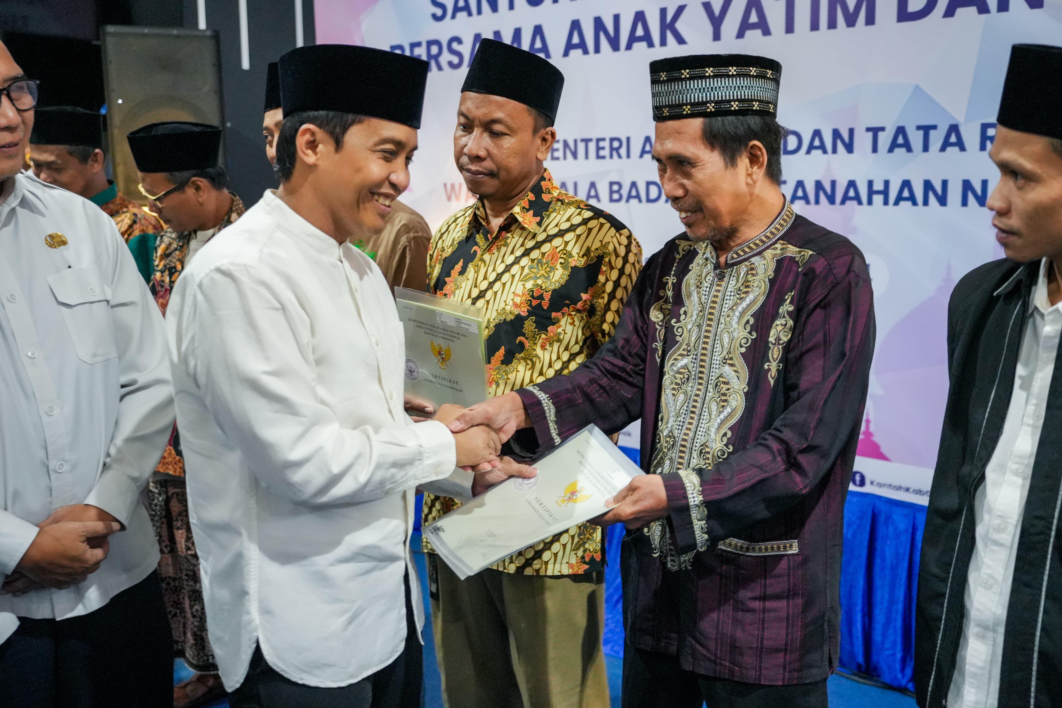 Serahkan Sertifikat Tanah untuk NU dan Muhammadiyah, Wamen ATR/BPN: Keduanya Berikan Kontribusi Besar