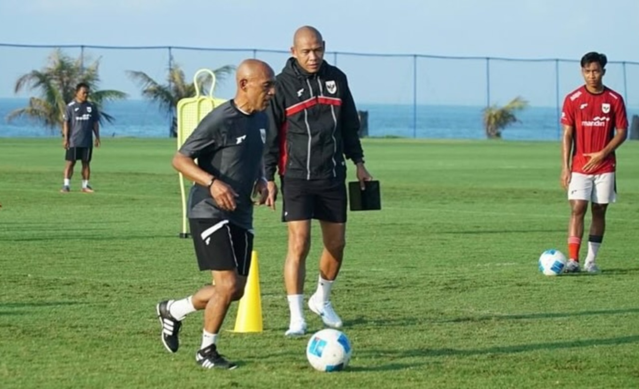 Tak Tega Mendengarnya! Simon Tahamata Sindir Gaya Kepelatihan Nova Arianto, Timnas U-17 Terancam