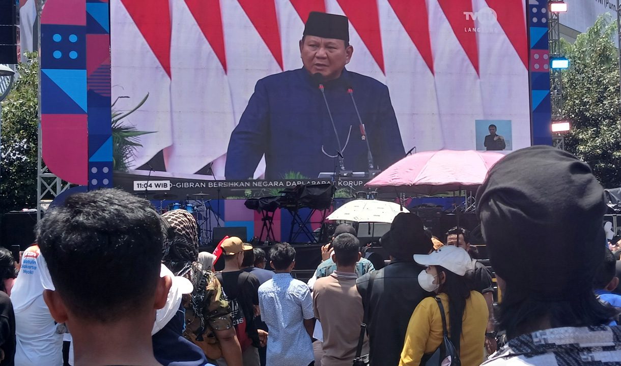 Warga Rela Panas-panasan Nobar Pidato Perdana Presiden Prabowo di Bundaran HI 