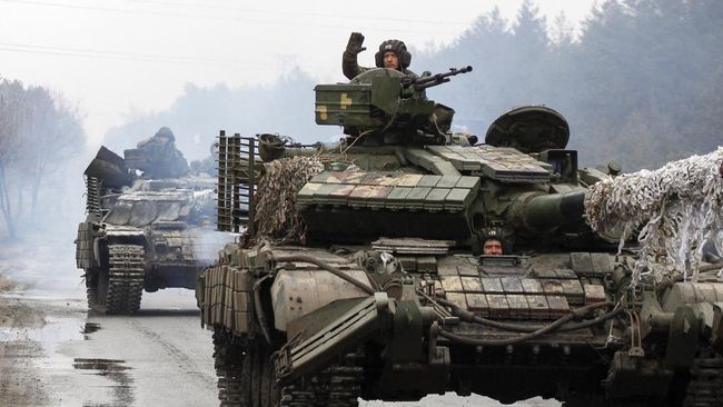 Rusia Bombardir Batalyon Nasionalis Ukraina dengan Tank, 5 Pos Komando Hancur!