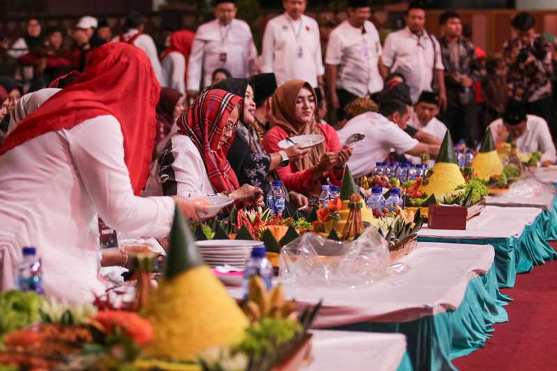 5.000 Tumpeng untuk Haul Bung Karno ke-55