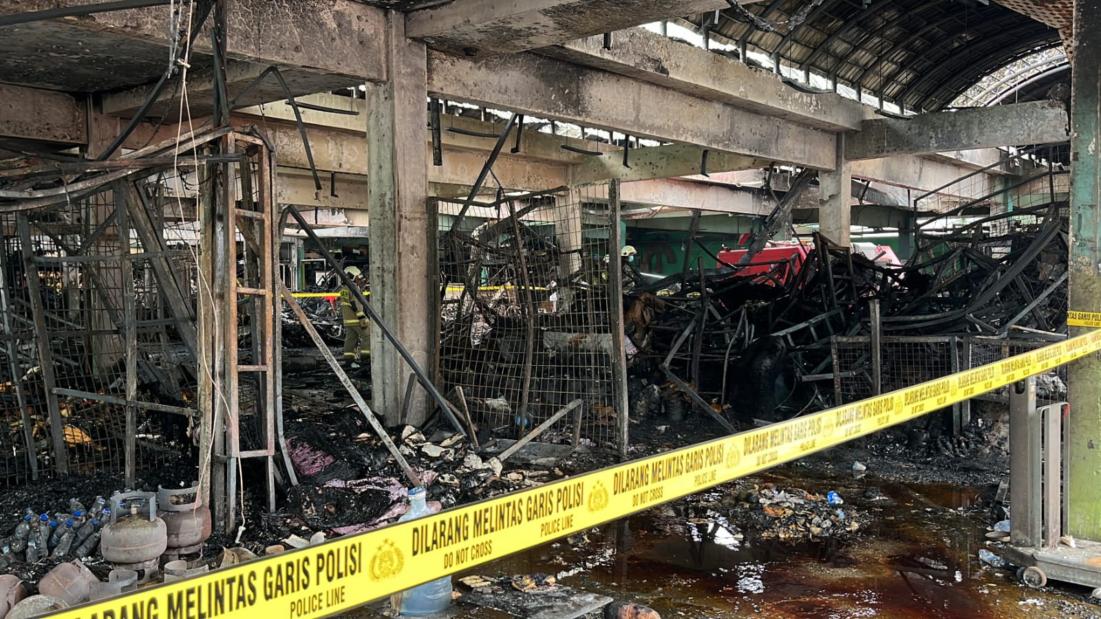 Tangis Bu Par Pecah, Pedagang Pasar Kramat Jati Ceritakan Detik-Detik Api Melalap Kiosnya: Uang di Celengan Ludes