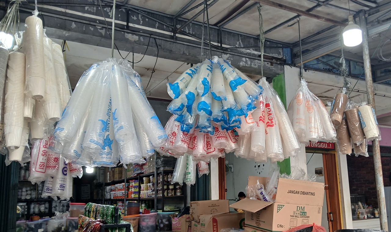 Harga Plastik Naik, Pedagang Akui Stok Pasokan Mulai Langka di Pasaran