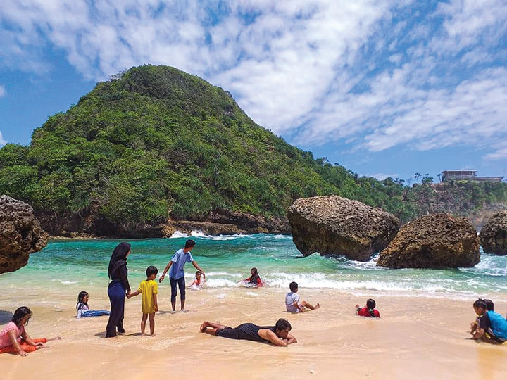 One Day Escape ke Pantai Watu Leter, Malang Selatan, Nikmati Ombak dan Pasir yang Memikat