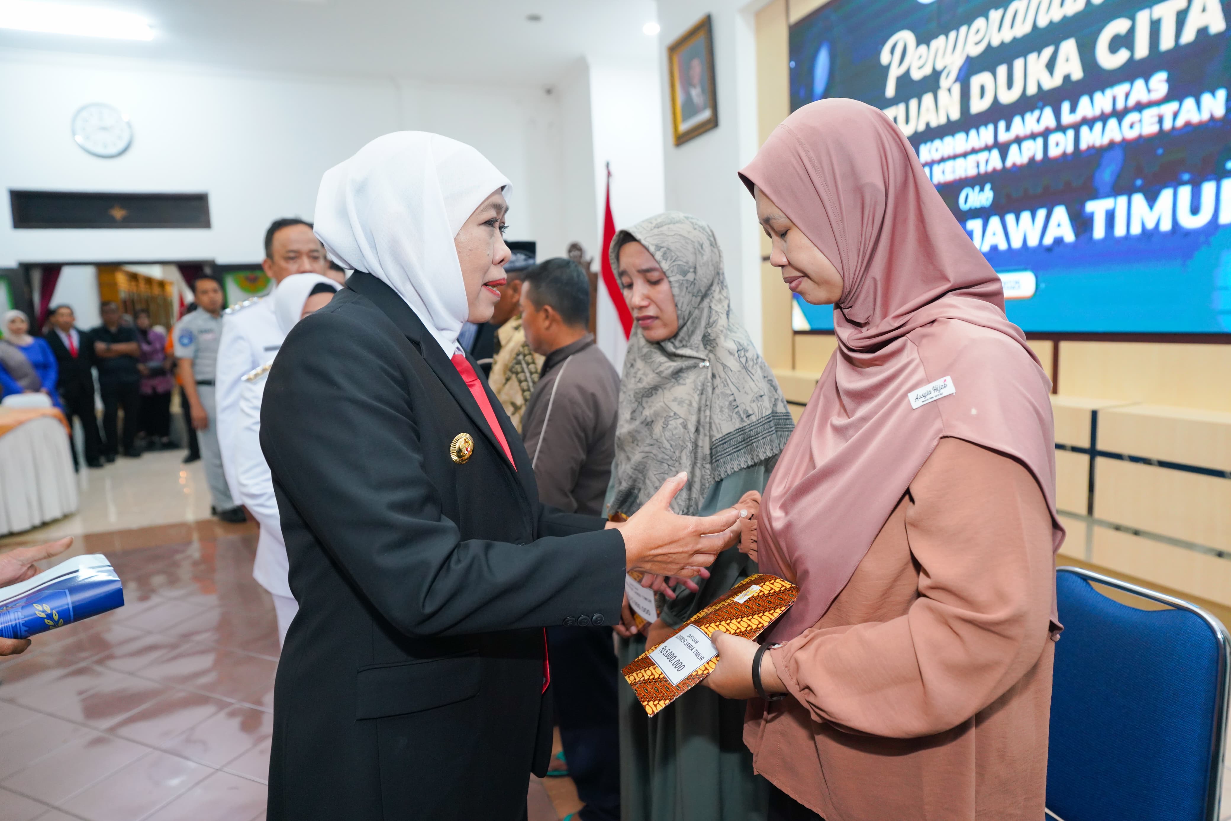 Khofifah Serahkan Santunan untuk Korban Kecelakaan KA di Magetan, Tekankan Pentingnya Teknologi dan Keselamatan Perlintasan Sebidang