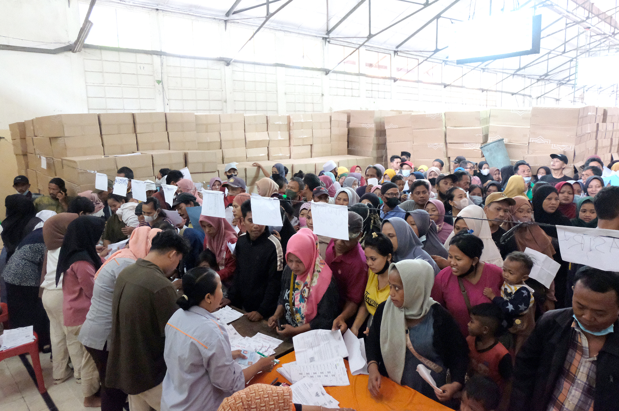 Pemkot Bantu Kantor Pos Salurkan BLT warga di Kantor Kecamatan