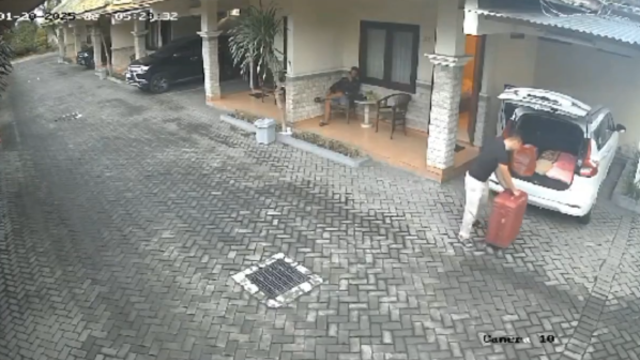 Terekam CCTV Detik-Detik Pelaku Mutilasi Masukkan Mayat dalam Koper Ngawi ke Mobil, Ada Sosok Pria Lain
