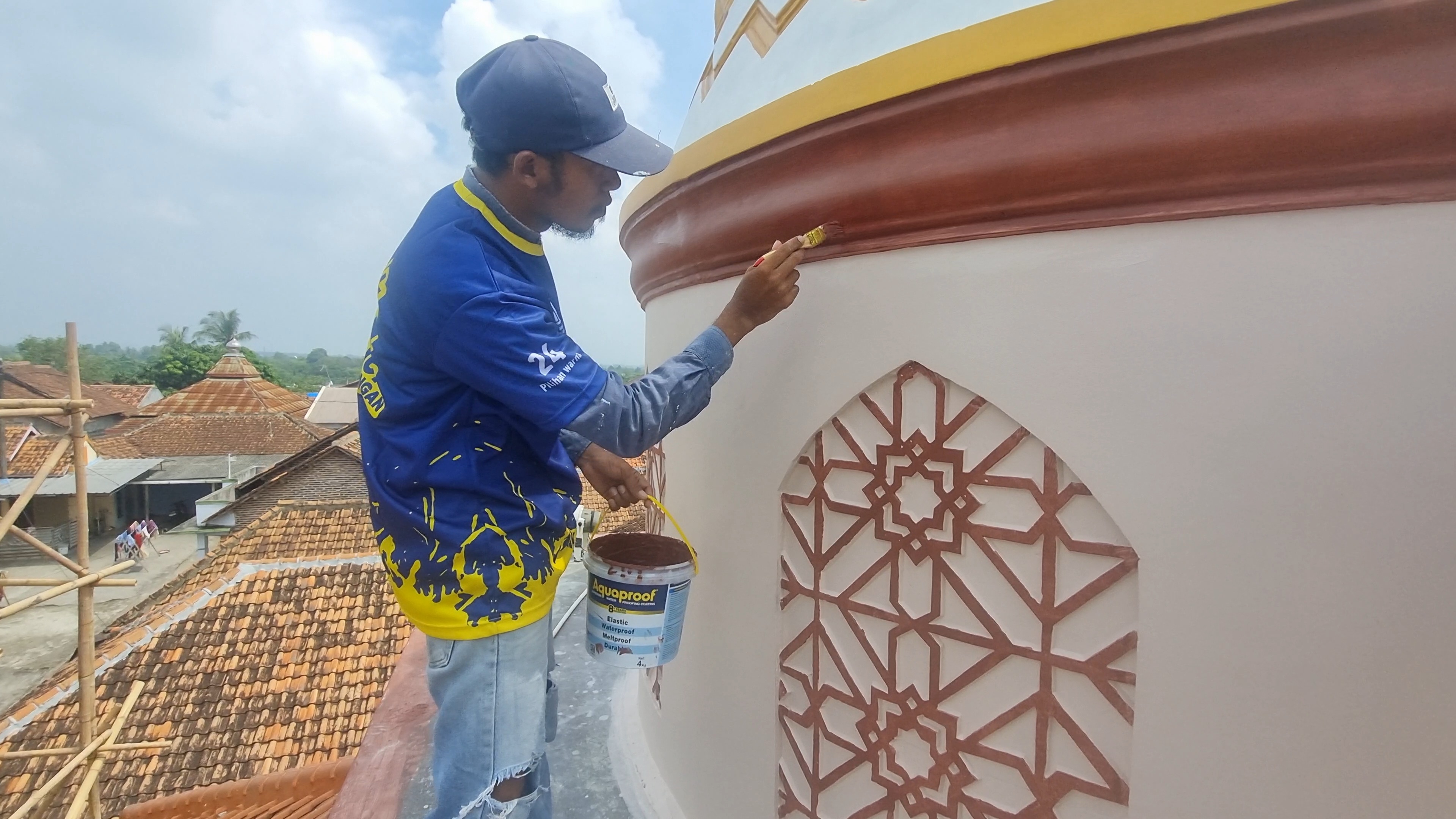 Di Momentum Iduladha 2026, Ratusan Kilogram Cat Antibocor Lapisi Masjid dan Mushola