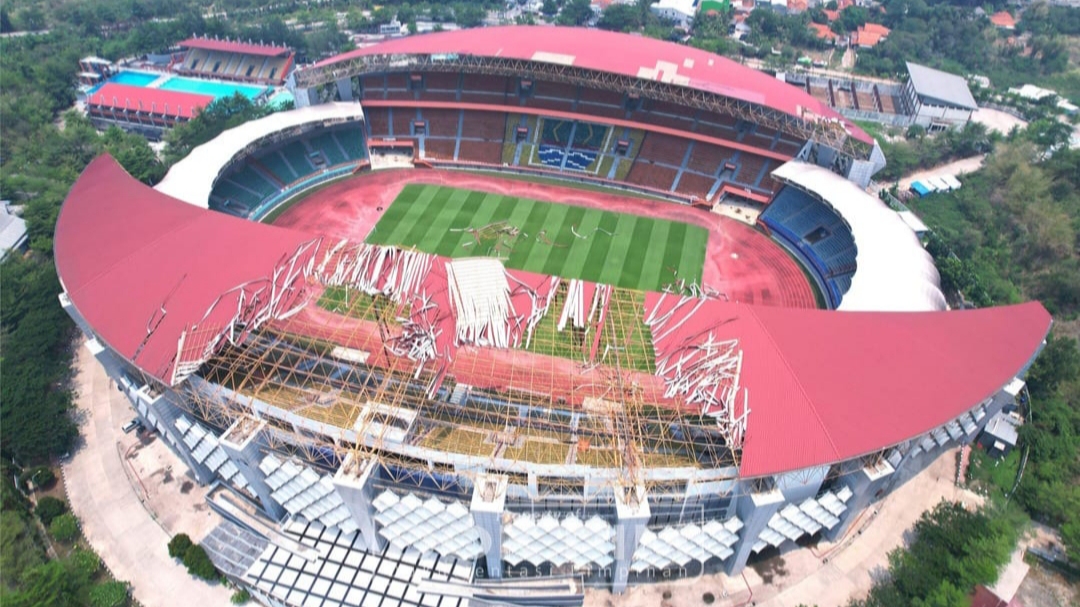 BPBD Hitung Kerugian Kerusakan Atap Stadion Wibawa Mukti akibat Hujan Deras Disertai Angin Kencang