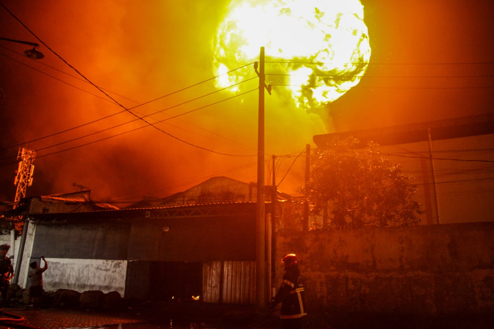 Gudang Tiner di Surabaya Terbakar, 6 Orang Jadi Korban 