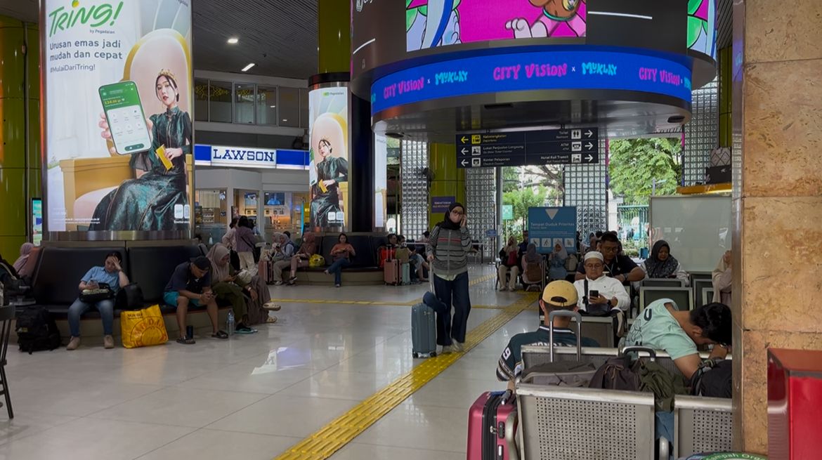 Puncak Arus Balik Libur Natal dan Tahun Baru 2026, Hampir 100 Ribu Penumpang Serbu Stasiun Jakarta