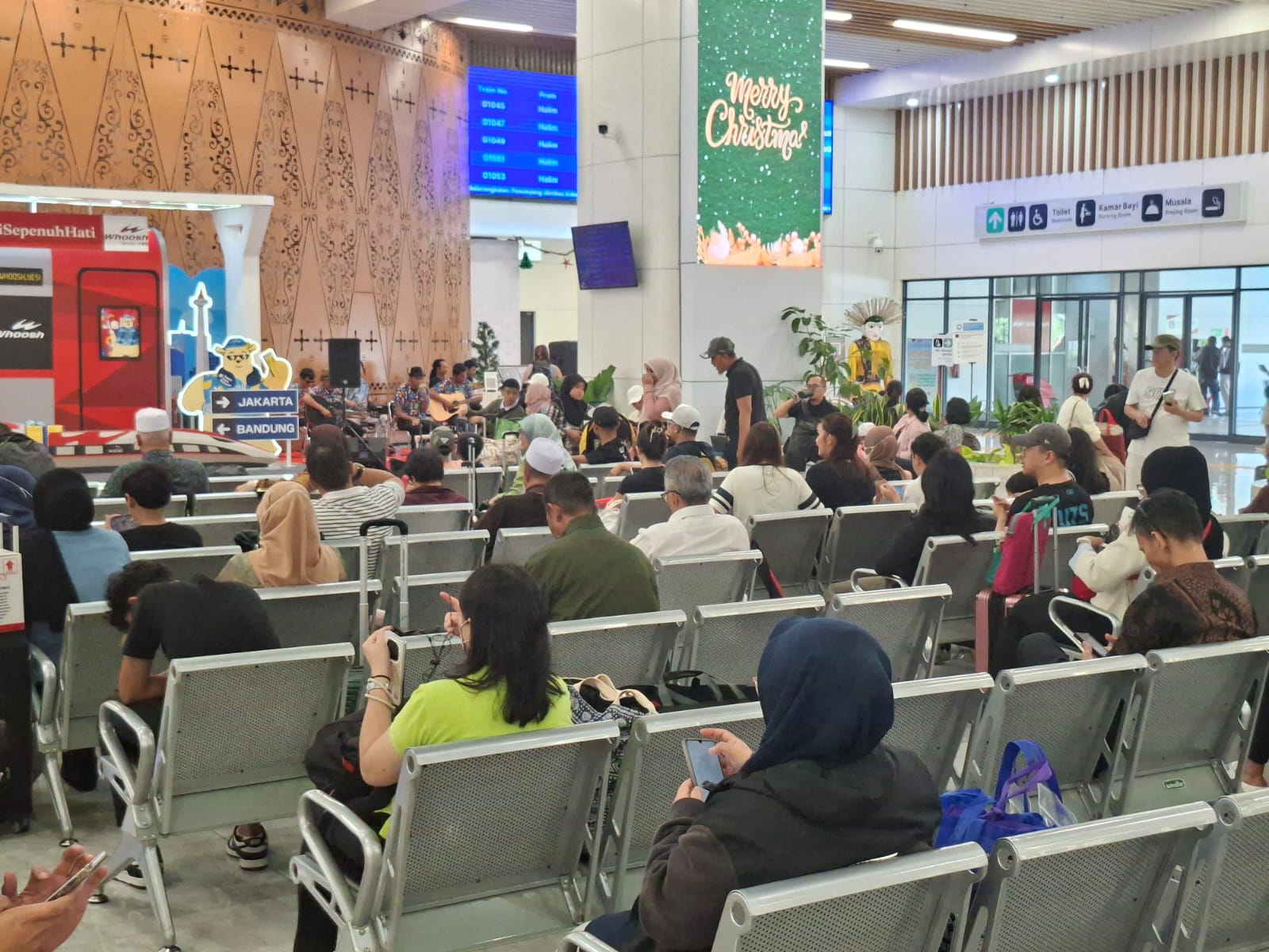 Puncak Arus Balik, Whoosh Kebanjiran 24 Ribu Penumpang dalam Sehari