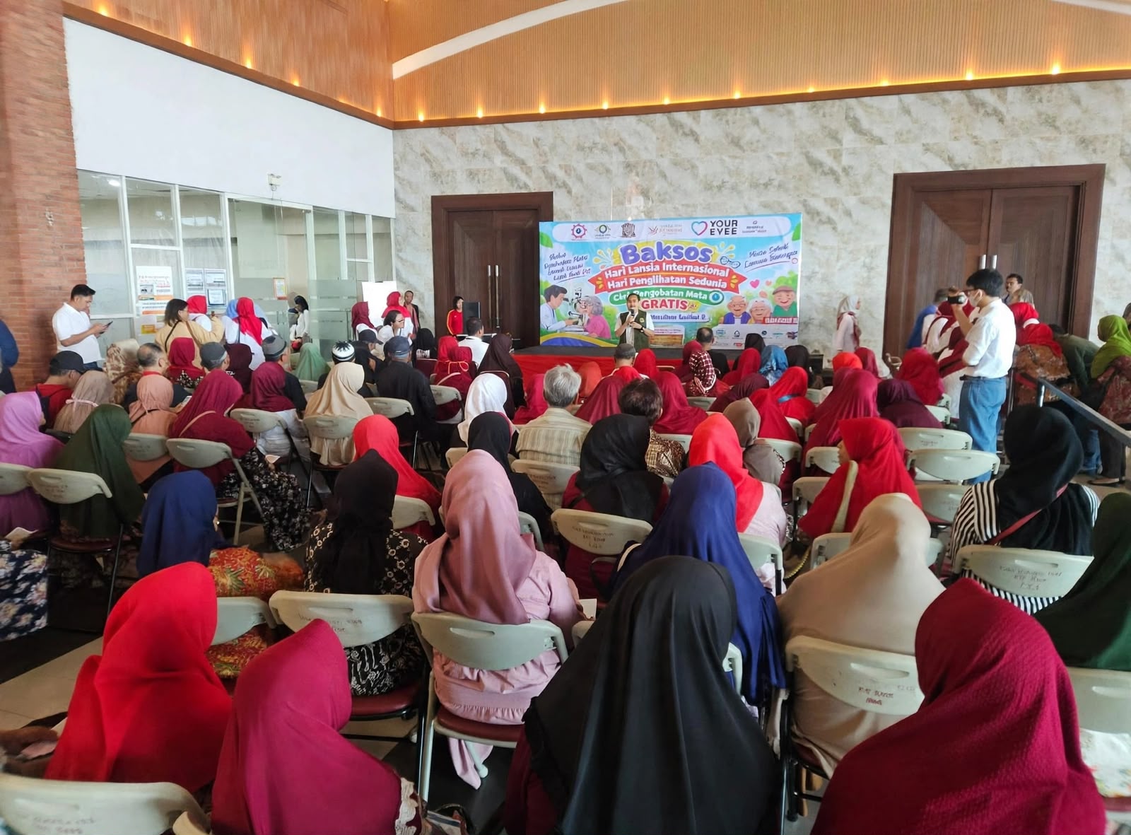Cak Ji dan Risma Sapa Lansia dalam Periksa Mata Gratis BPJS Watch dan PERDAMI