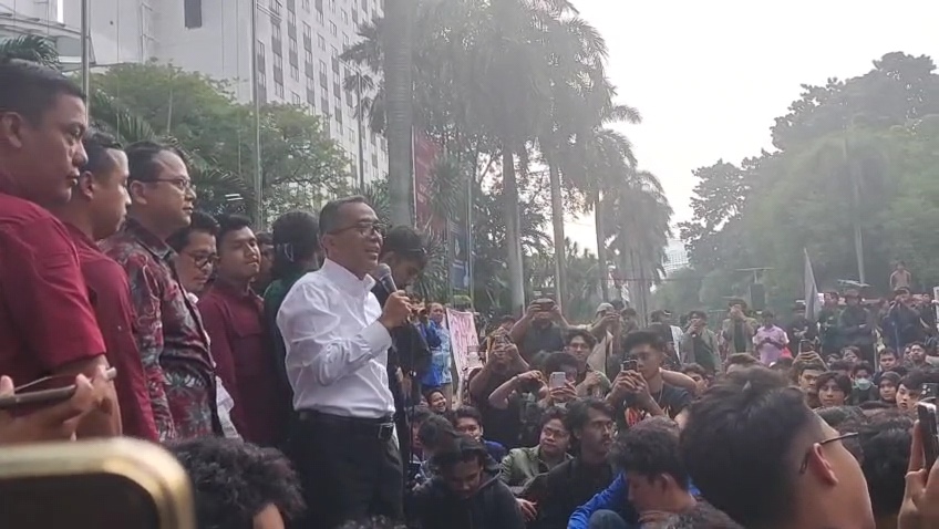 Mendiktisaintek Brian Temui Ratusan Mahasiswa yang Gelar Aksi Unjuk Rasa di Hardiknas 2025