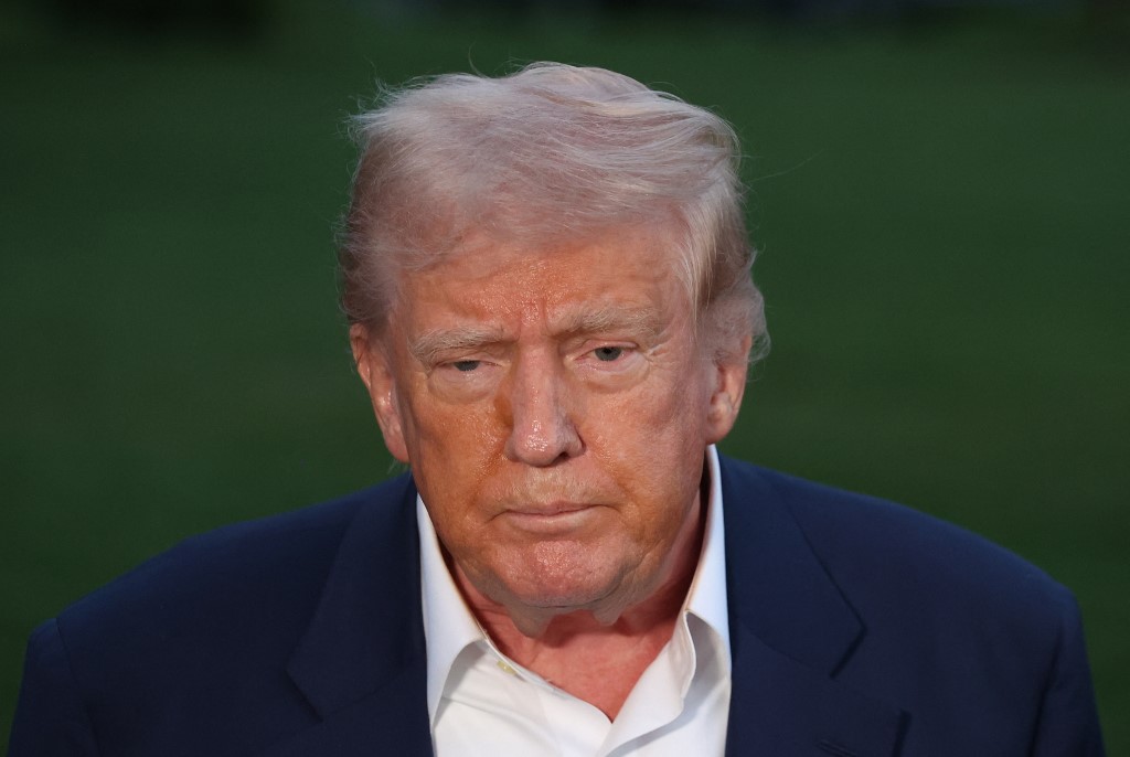 Foto Trump Pakai Pakaian Paus Tuai Kecaman, Disebut Megalomania