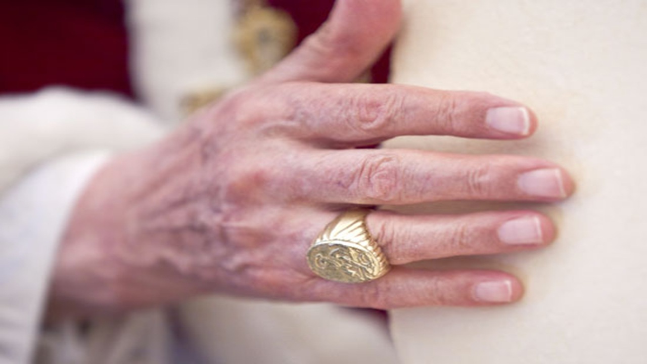 Kenapa 'Cincin Nelayan' Paus Fransiskus Harus Dihancurkan Setelah Wafat? Ini Jawabannya