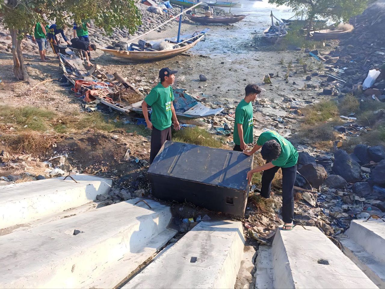 Cara LDII Jatim Memaknai HUT RI Ke-78: Bersihkan Pantai Kenjeran dan Bagikan 5 Ribu Bibit Pohon