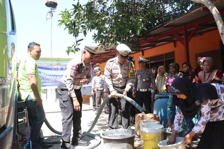 Polantas Trenggalek Dropping Air Bersih Untuk Warga