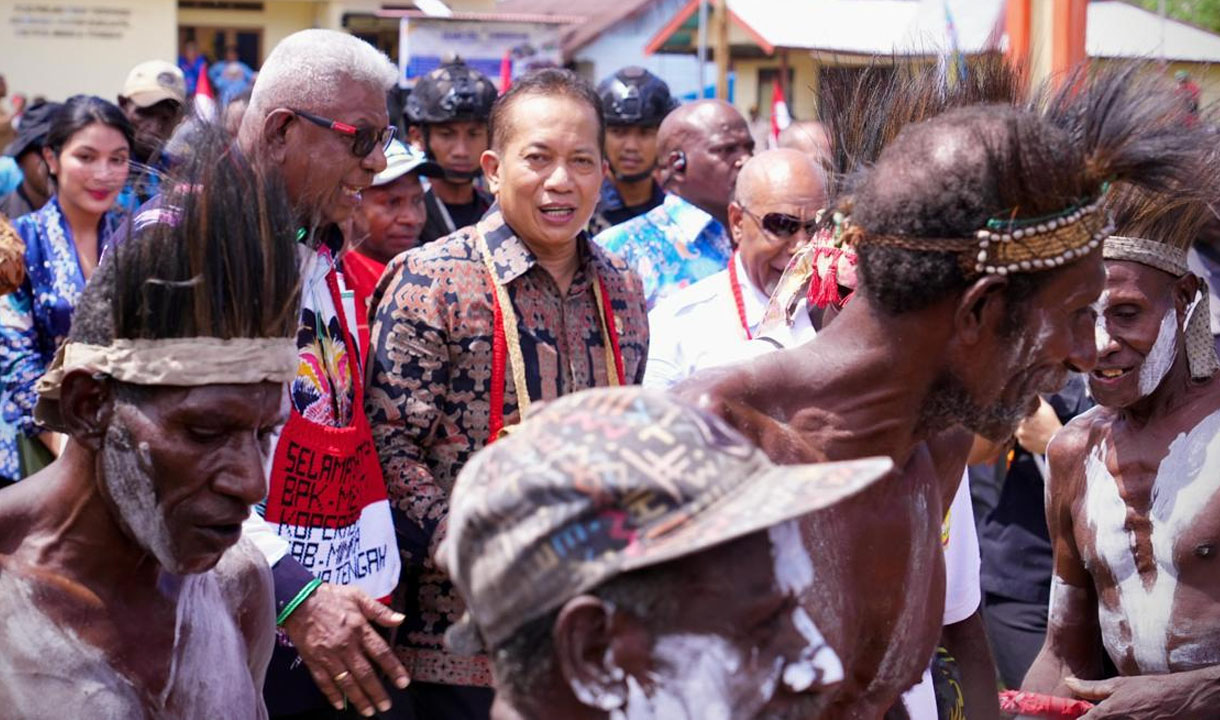 Menkop Resmikan Operasional Kopdes Merah Putih di Atuka Mimika, Papua Tengah